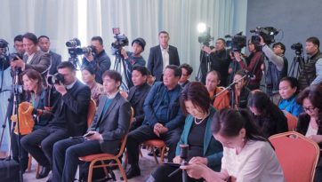 Meeting with the Press before Returning to Japan