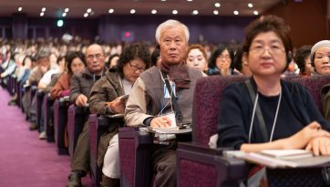 Teaching the ‘Heart Sutra’ and ‘Stages of Meditation’